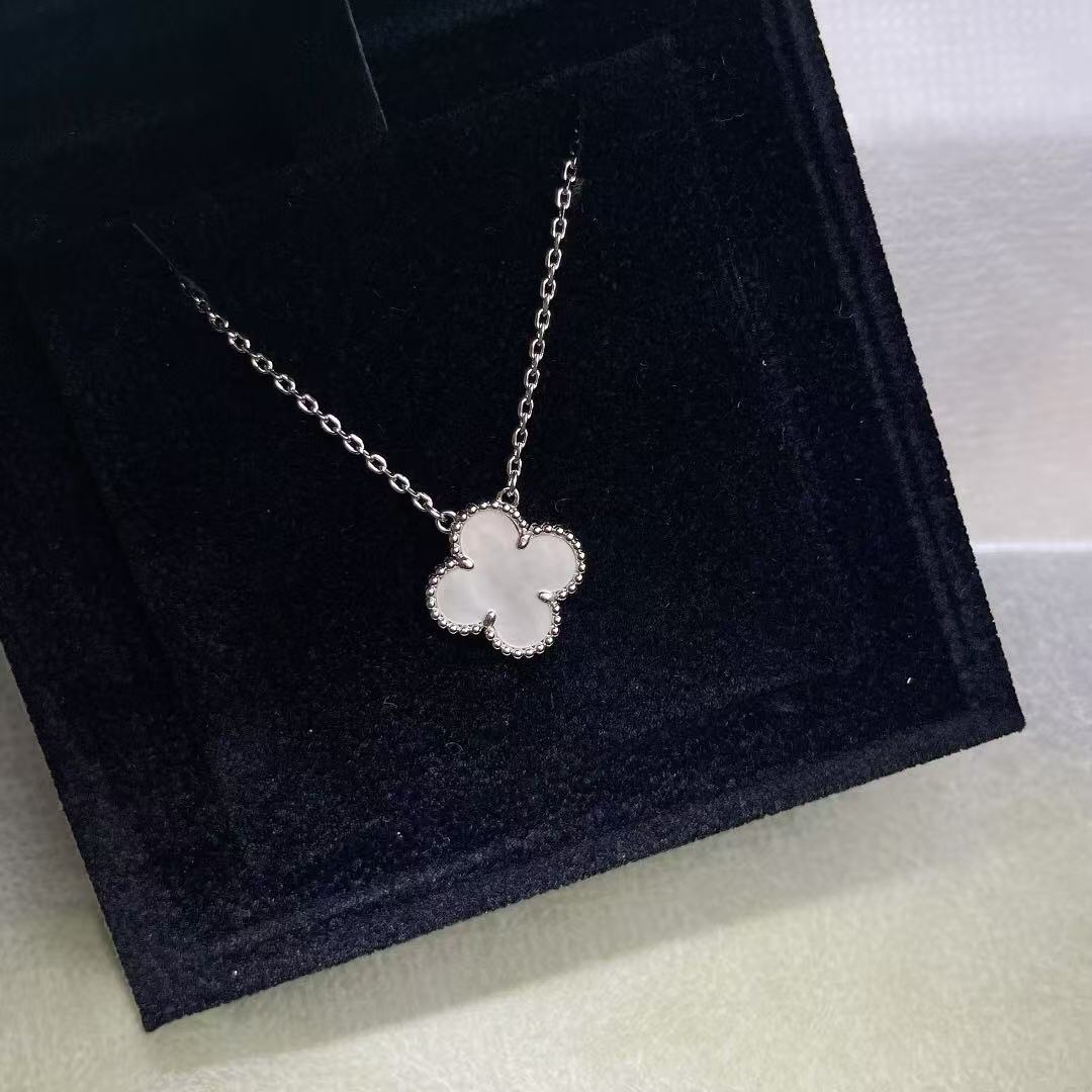 [AuraJewelry]CLOVER MINI 15MM WHITE MOTHER-OF-PEARL NECKLACE
