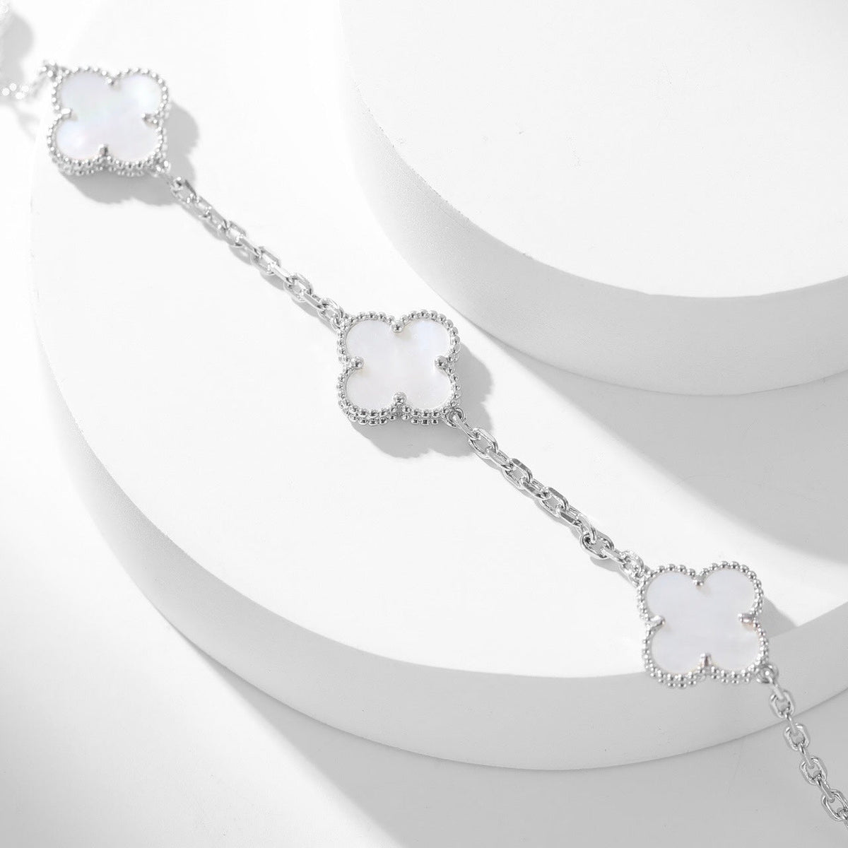 ¡®AuraJewelry¡¯CLOVER 10 MOTIFS WHITE MOTHER OF PEARL NECKLACE