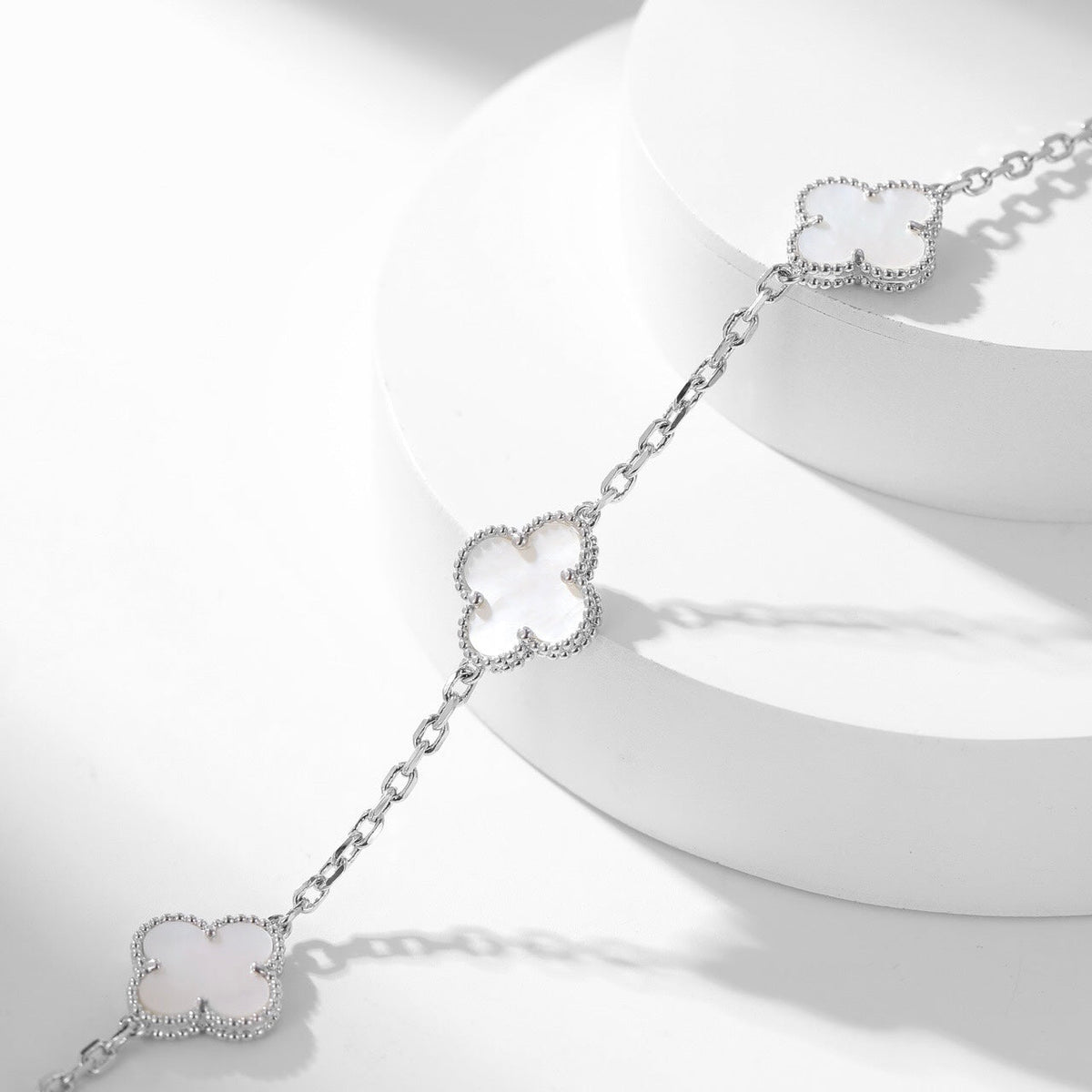 ¡®AuraJewelry¡¯CLOVER 10 MOTIFS WHITE MOTHER OF PEARL NECKLACE