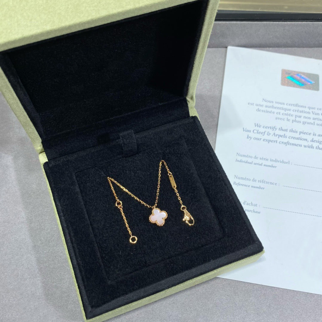 ¡®AuraJewelry¡¯CLOVER 15MM PINK MOTHER-OF-PEARL SINGLE FLOWER NECKLACE