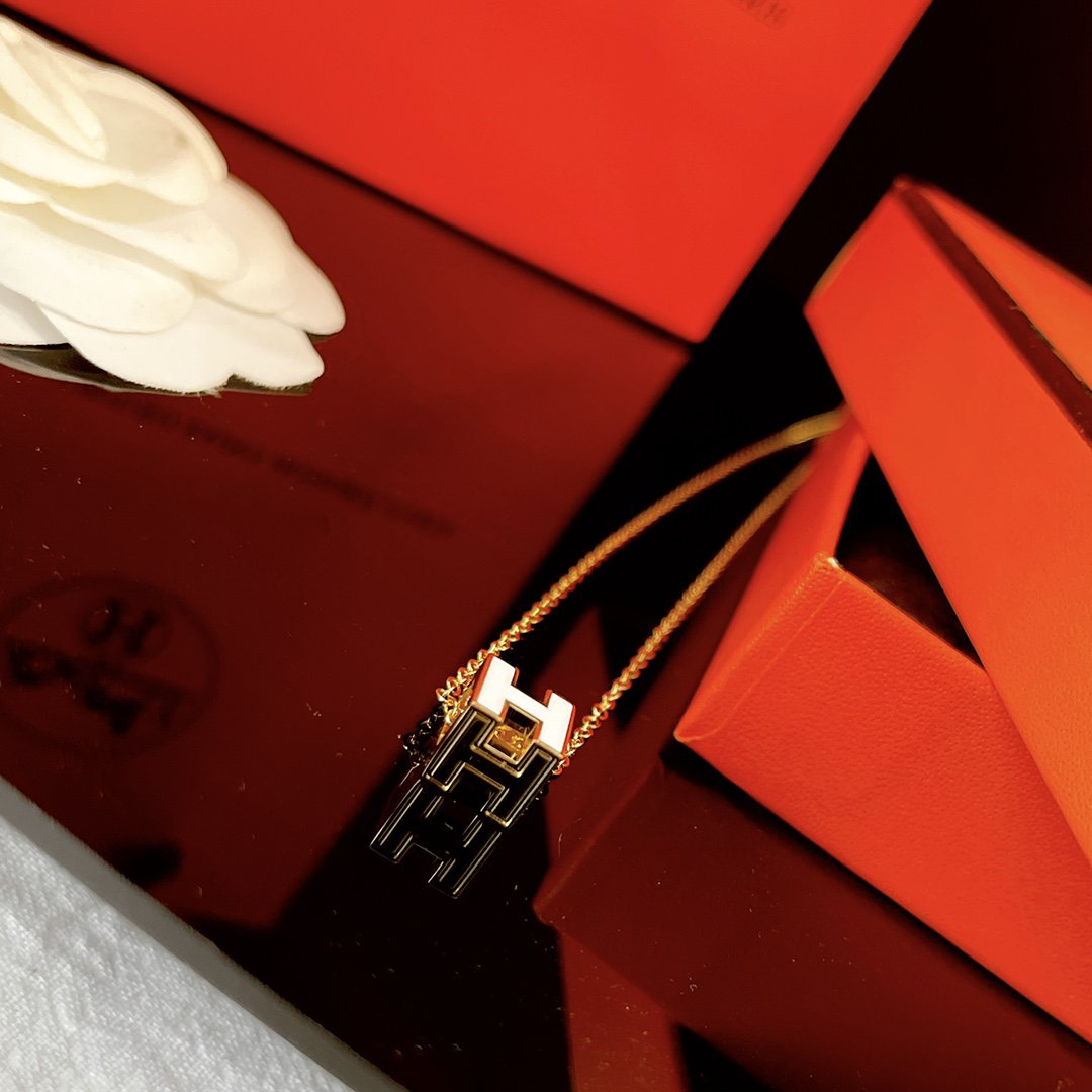 ¡®AuraJewelry¡¯H WHITE SQUARE GOLD NECKLACE
