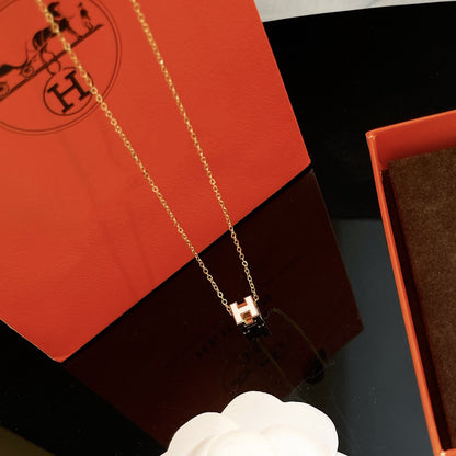 ¡®AuraJewelry¡¯H WHITE SQUARE GOLD NECKLACE