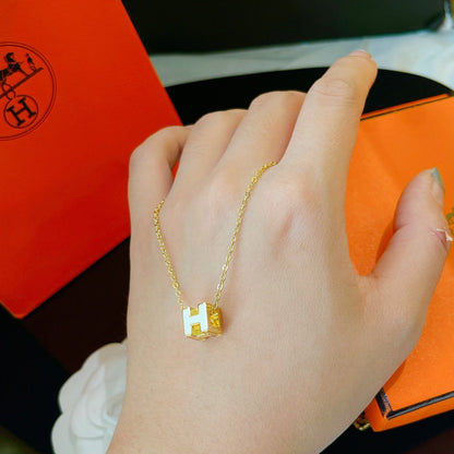 ¡®AuraJewelry¡¯H WHITE SQUARE GOLD NECKLACE