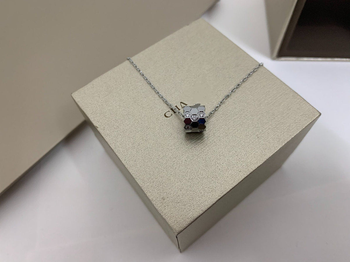 ¡®AuraJewelry¡¯BEE LOVE DIAMOND NECKLACE