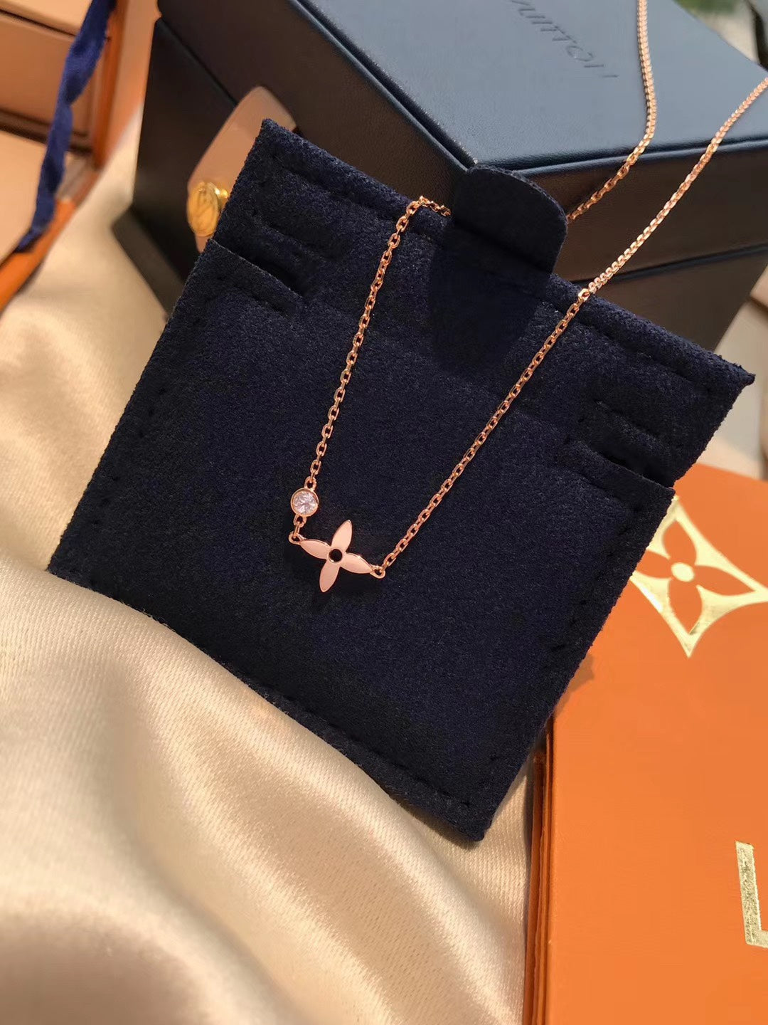 ¡®AuraJewelry¡¯BLOSSOM PENDANT PINK GOLD AND DIAMOND