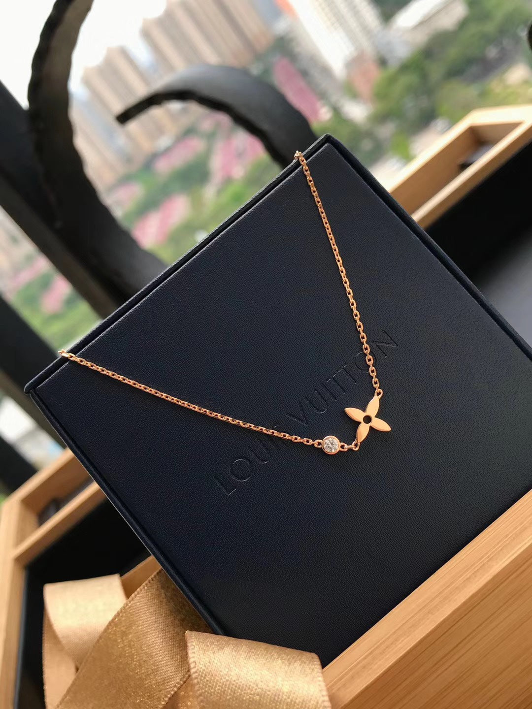 ¡®AuraJewelry¡¯BLOSSOM PENDANT PINK GOLD AND DIAMOND