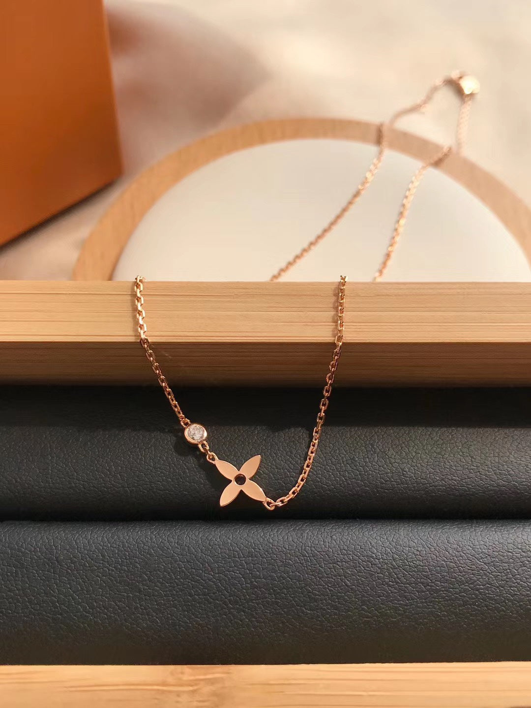 ¡®AuraJewelry¡¯BLOSSOM PENDANT PINK GOLD AND DIAMOND