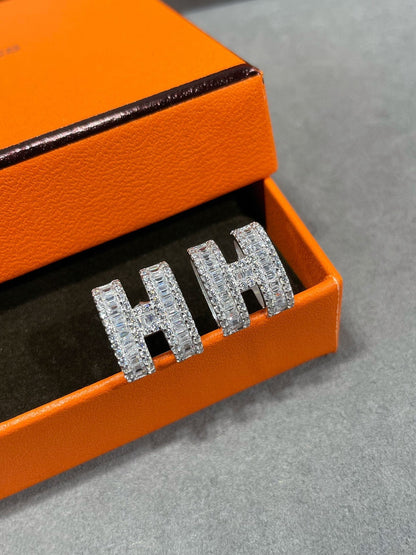 ¡®AuraJewelry¡¯H STUD EARRINGS WITH SILVER DIAMONDS