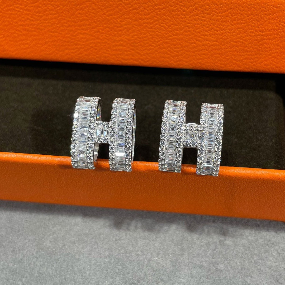 ¡®AuraJewelry¡¯H STUD EARRINGS WITH SILVER DIAMONDS