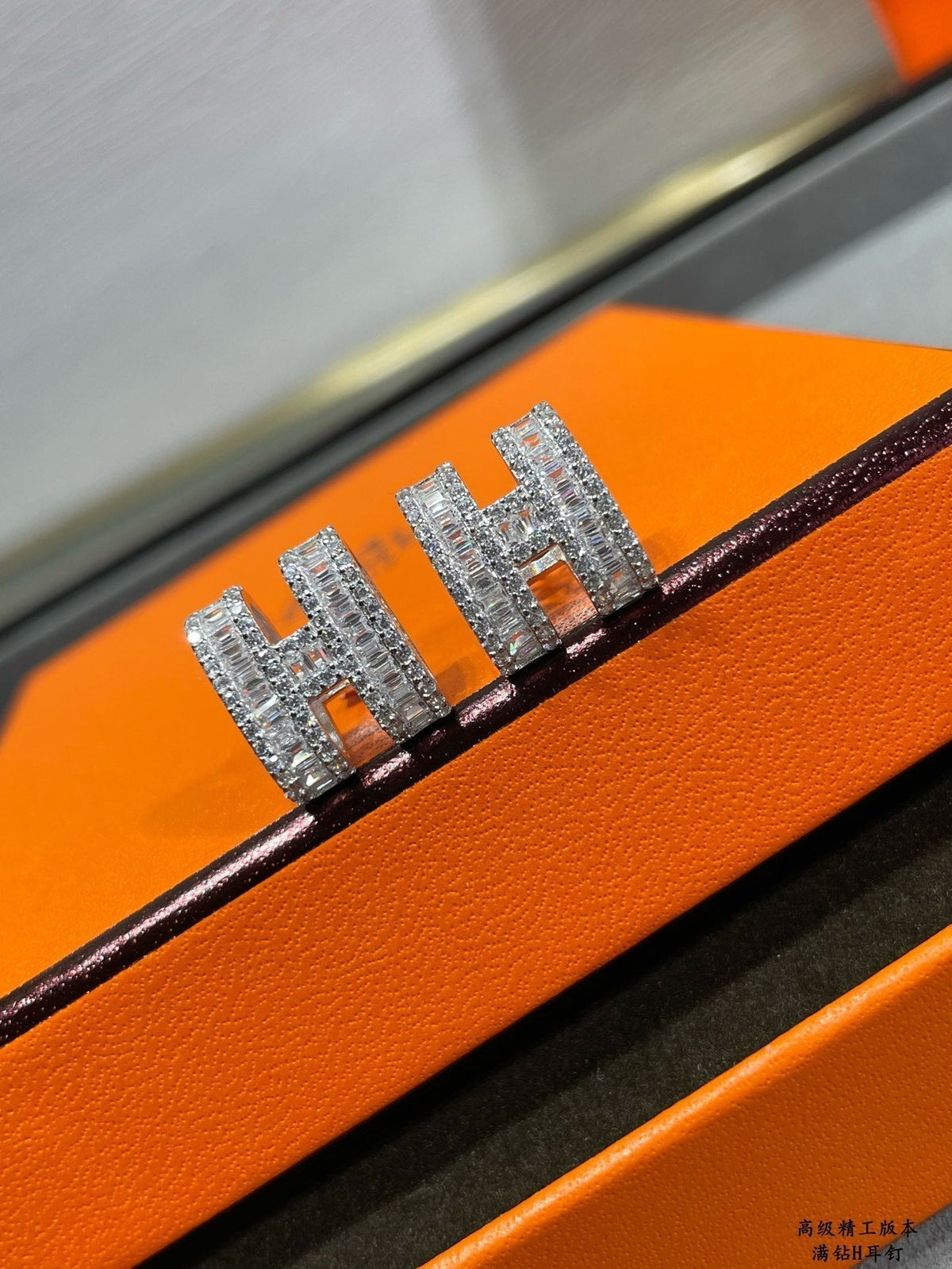 ¡®AuraJewelry¡¯H STUD EARRINGS WITH SILVER DIAMONDS