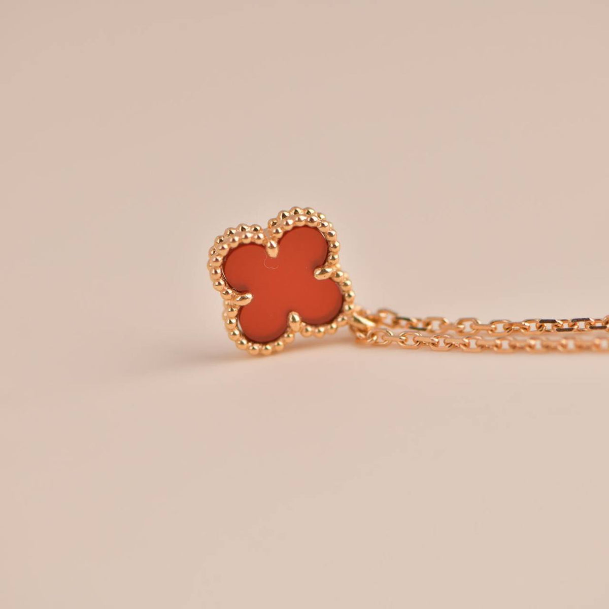 ¡®AuraJewelry¡¯CLOVER MINI 9.5MM WHITE CARNELIANS NECKLACE