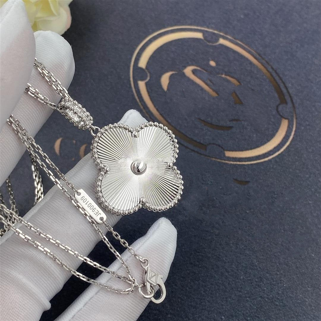 ¡®AuraJewelry¡¯CLOVER 25MM SILVER BIG CLOVER NECKLACE