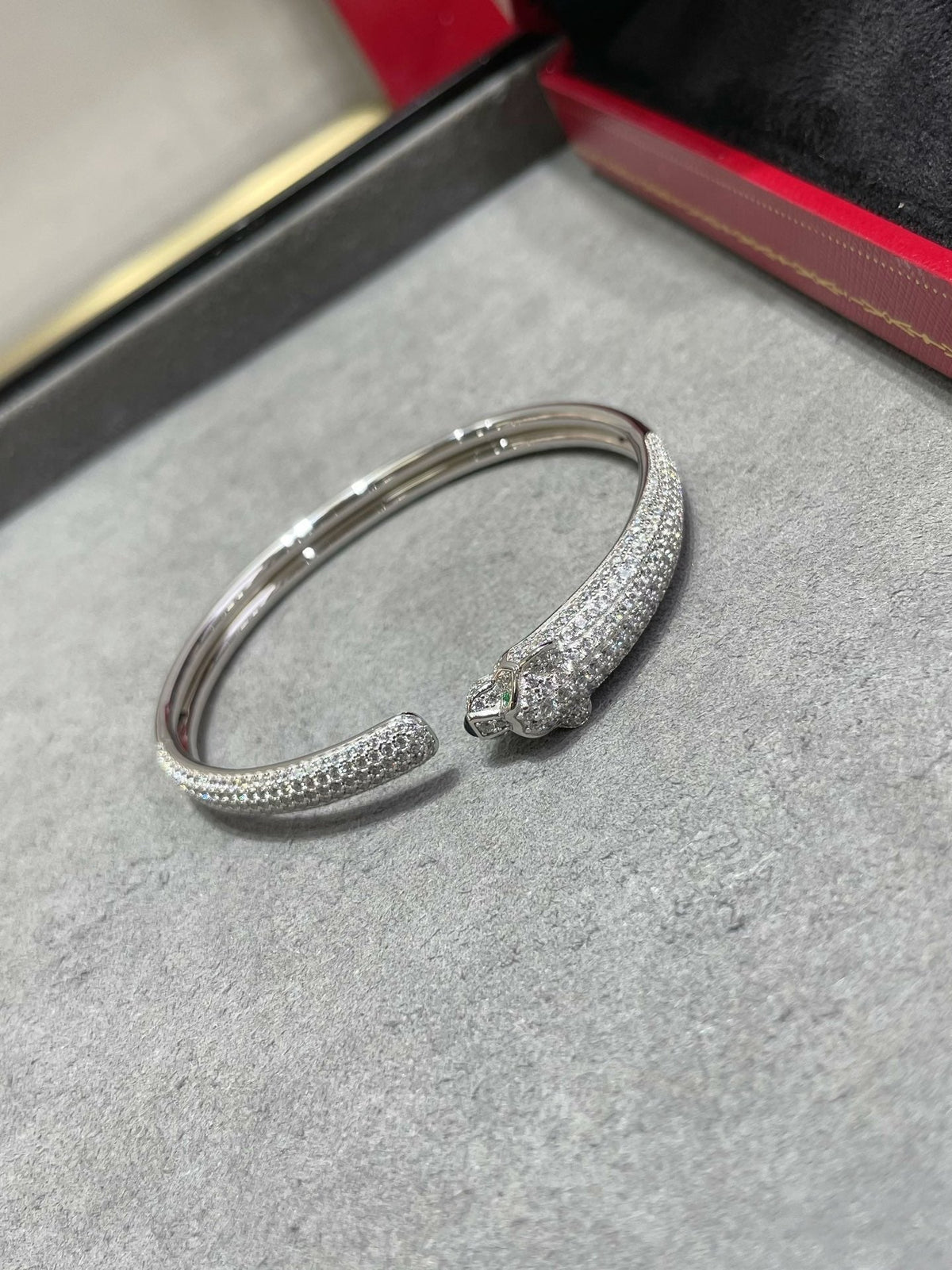 ¡®AuraJewelry¡¯PANTHERE FULL DIAMOND OPEN BRACELET