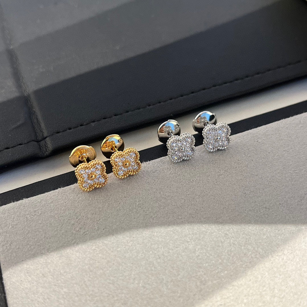 ¡®AuraJewelry¡¯CLOVER MINI DIAMOND STUD EARRINGS