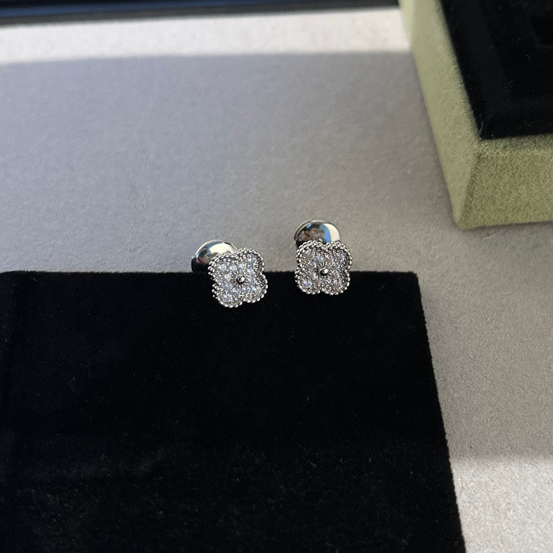 ¡®AuraJewelry¡¯CLOVER MINI DIAMOND STUD EARRINGS