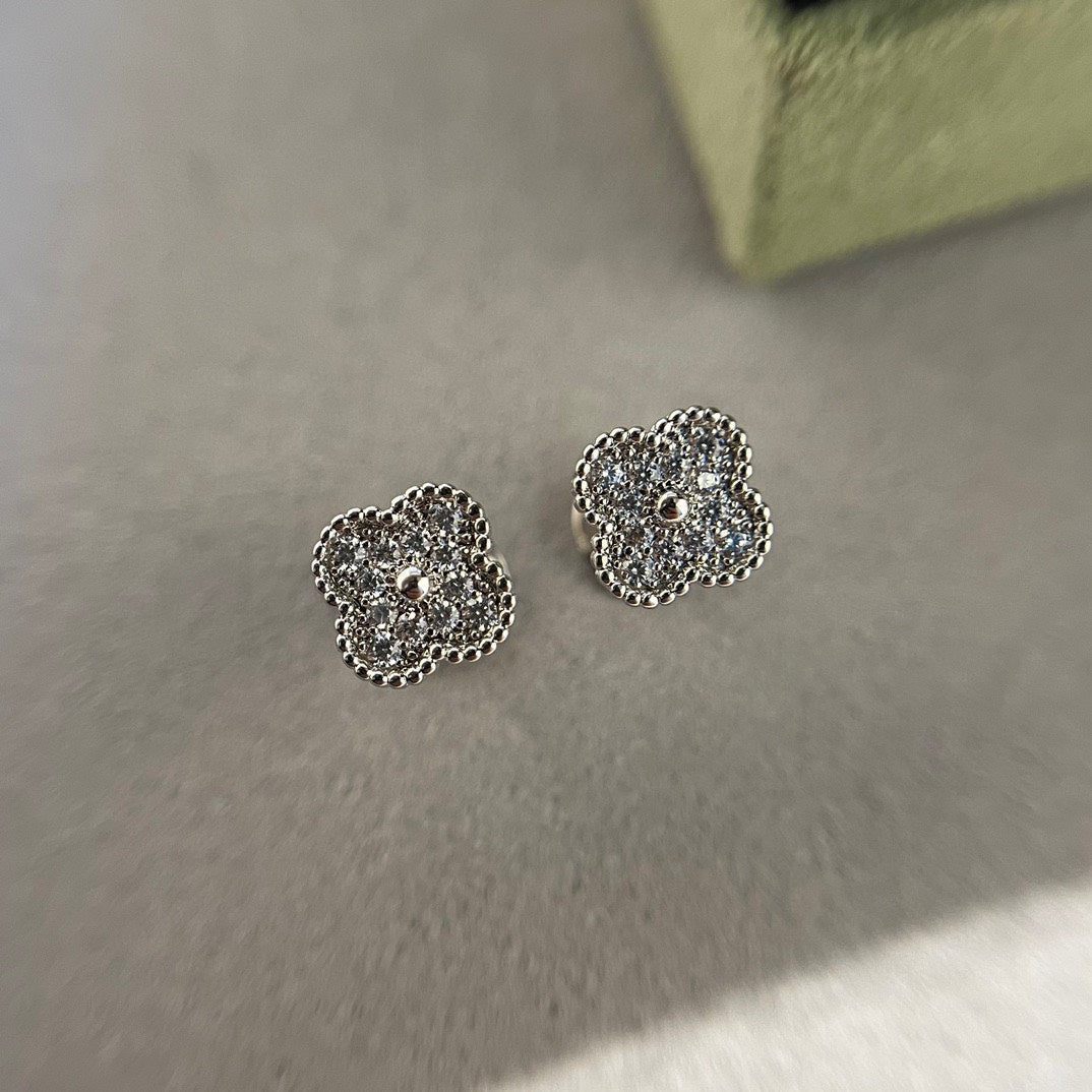 ¡®AuraJewelry¡¯CLOVER MINI DIAMOND STUD EARRINGS