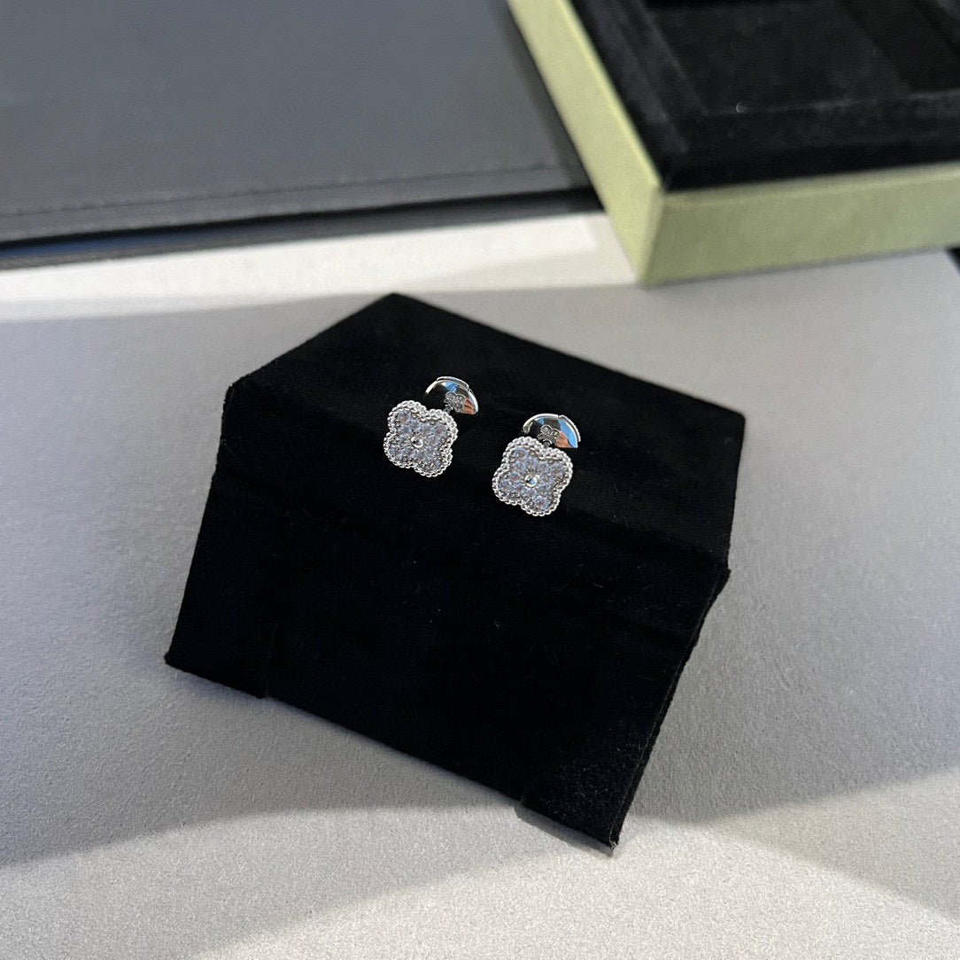 ¡®AuraJewelry¡¯CLOVER MINI DIAMOND STUD EARRINGS