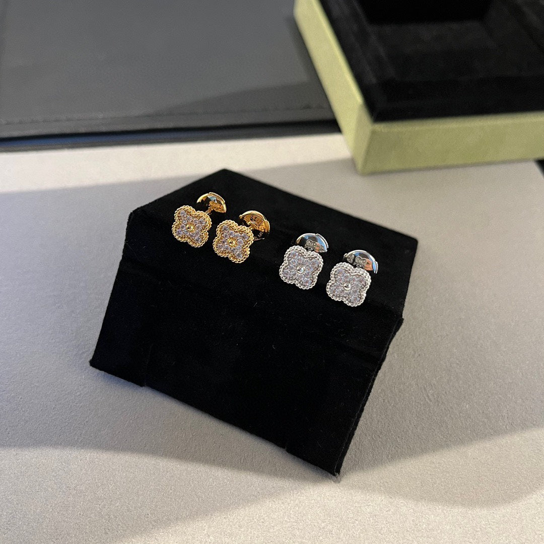 ¡®AuraJewelry¡¯CLOVER MINI DIAMOND STUD EARRINGS